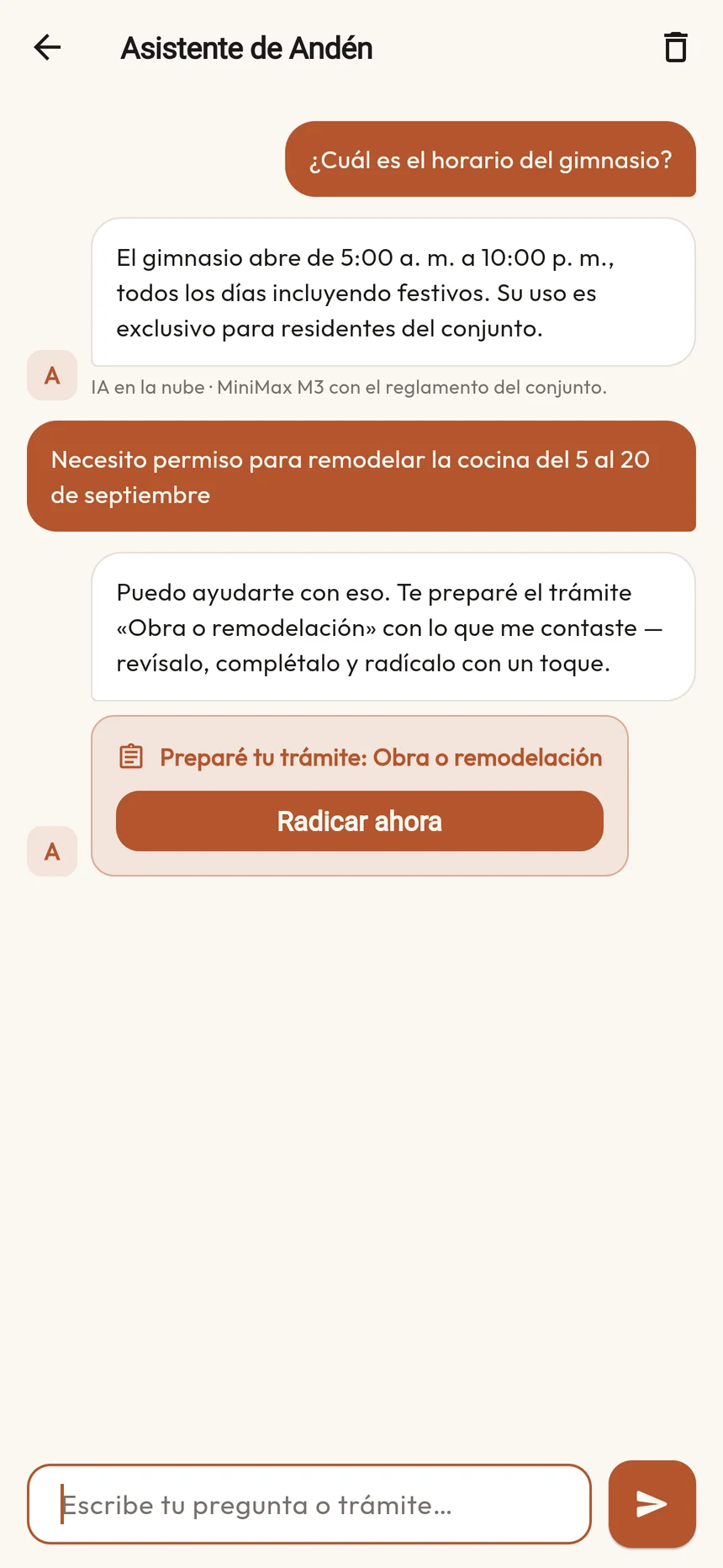 Chat con el asistente de Andén: a la pregunta por el horario del gimnasio responde con el reglamento, y ante la frase Necesito permiso para remodelar la cocina del 5 al 20 de septiembre prepara el trámite Obra o remodelación con un botón Radicar ahora.